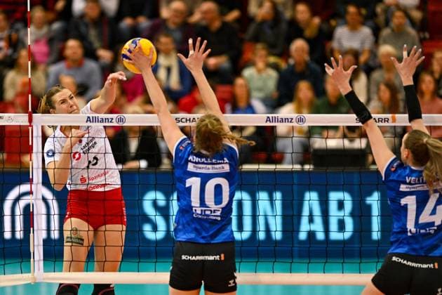 DVL Allianz MTV Stuttgart Dresdner SC 30 01 2025 DVL, Volleyball, 1 Bundesliga, Women, Season 2024 25, Allianz MTV Stuttgart in blue , against Dresdner SC in white red , Marta Levinska in attack against 10 Jolien Knollema Copyright: xBEAUTIFULxSPORTS TomxBlochx