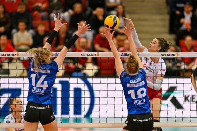 DVL Allianz MTV Stuttgart Dresdner SC 30 01 2025 DVL, Volleyball, 1 Bundesliga, Women, Season 2024 25, Allianz MTV Stuttgart in blue , against Dresdner SC in white red , Julie Lengsweiler in attack against 14 Kelsey Veltman and 18 Pia Kästner, Copyright: xBEAUTIFULxSPORTS TomxBlochx