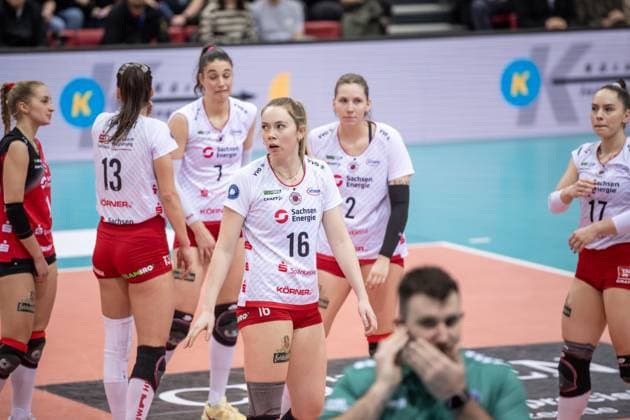 Critical bucks for Emma Scarlett Clothier Dresdner SC, 16 and team GER, Allianz MTV Stuttgart Dresdner SC, Volleyball Bundesliga, VBL, season 2024 2025, 30 01 2025 GER, Allianz MTV Stuttgart Dresdner SC, Volleyball Bundesliga, VBL, season 2024 2025, 30 01 2025 Stuttgart Copyright: xSandyxDinkelackerx EP_SDR