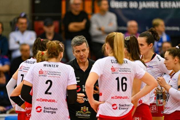 DVL Allianz MTV Stuttgart Dresdner SC 30 01 2025 DVL, Volleyball, 1 Bundesliga, Women, Season 2024 25, Allianz MTV Stuttgart in blue , against Dresdner SC in white red , DSC Coach Alexander Waibl, Copyright: xBEAUTIFULxSPORTS TomxBlochx