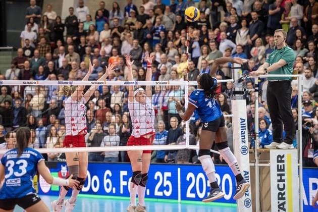 Krystal Rivers Allianz MTV Stuttgart, 13 vs. Dresden block of Emma Scarlett Clothier Dresdner SC, 16 , left and Victoria Demidova Dresdner SC, 06 , right GER, Allianz MTV Stuttgart Dresdner SC, Volleyball Bundesliga, VBL, season 2024 2025, 30 01 2025 GER, Allianz MTV Stuttgart Dresdner SC, Volleyball Bundesliga, VBL, season 2024 2025, 30 01 2025 Stuttgart Copyright: xSandyxDinkelackerx EP_SDR
