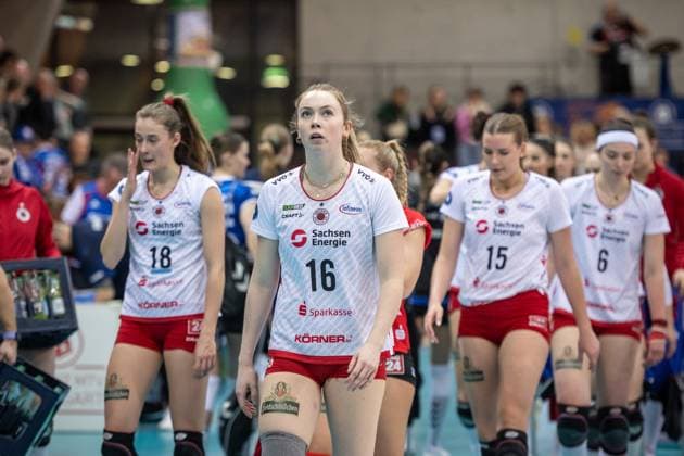 Emma Scarlett Clothier Dresdner SC, 16 , in front with team visibly disappointed, critical look at the scoreboard GER, Allianz MTV Stuttgart Dresdner SC, Volleyball Bundesliga, VBL, Spielzeit 2024 2025, 30 01 2025 GER, Allianz MTV Stuttgart Dresdner SC, Volleyball Bundesliga, VBL, Spielzeit 2024 2025, 30 01 2025 Stuttgart Copyright: xSandyxDinkelackerx EP_SDR