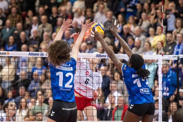 Lucia Varela Gomez (Allianz MTV Stuttgart, 12) und Krystal Rivers (Allianz MTV Stuttgart, 13) vs. Victoria Demidova (Dresdner SC, 06) GER, Allianz MTV Stuttgart - Dresdner SC, Volleyball Bundesliga, VBL, Spielzeit 2024 2025, 30.01.2025 GER, Allianz MTV Stuttgart - Dresdner SC, Volleyball Bundesliga, VBL, Spielzeit 2024 2025, 30.01.2025 Stuttgart Copyright: xSandyxDinkelackerx EP_SDR