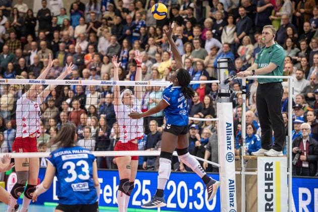 Krystal Rivers Allianz MTV Stuttgart, 13 vs. Dresden block of Emma Scarlett Clothier Dresdner SC, 16 , left and Victoria Demidova Dresdner SC, 06 , right GER, Allianz MTV Stuttgart Dresdner SC, Volleyball Bundesliga, VBL, season 2024 2025, 30 01 2025 GER, Allianz MTV Stuttgart Dresdner SC, Volleyball Bundesliga, VBL, season 2024 2025, 30 01 2025 Stuttgart Copyright: xSandyxDinkelackerx EP_SDR
