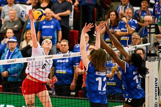 DVL Allianz MTV Stuttgart Dresdner SC 30 01 2025 DVL, Volleyball, 1 Bundesliga, Women, Season 2024 25, Allianz MTV Stuttgart in blue , against Dresdner SC in white red , Victoria Demidova in attack against 12 Lucia Varela Gomez and 13 Krystal Rivers, Copyright: xBEAUTIFULxSPORTS TomxBlochx