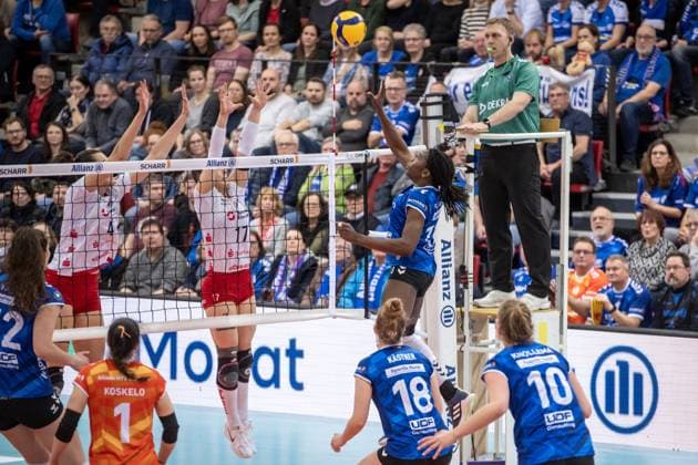 Krystal Rivers (Allianz MTV Stuttgart, 13) vs. Nathalie Lemmens (Dresdner SC, 04), li. und Lorena Lorber Fijok (Dresdner SC, 17), re. GER, Allianz MTV Stuttgart - Dresdner SC, Volleyball Bundesliga, VBL, Spielzeit 2024 2025, 30.01.2025 GER, Allianz MTV Stuttgart - Dresdner SC, Volleyball Bundesliga, VBL, Spielzeit 2024 2025, 30.01.2025 Stuttgart Copyright: xSandyxDinkelackerx EP_SDR