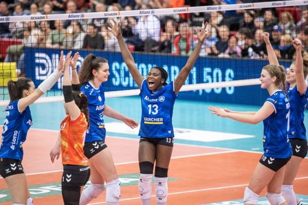Krystal Rivers Allianz MTV Stuttgart, 13 , center Cheers, joy, happy with team GER, Allianz MTV Stuttgart Dresdner SC, Volleyball Bundesliga, VBL, season 2024 2025, 30 01 2025 GER, Allianz MTV Stuttgart Dresdner SC, Volleyball Bundesliga, VBL, season 2024 2025, 30 01 2025 Stuttgart Copyright: xSandyxDinkelackerx EP_SDR