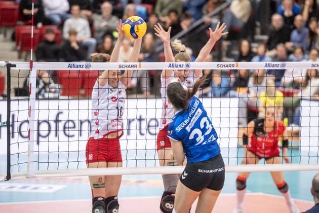 Maria Segura Pallares Allianz MTV Stuttgart, 33 vs Sarah Straube Dresdner SC, 18 and Emma Scarlett Clothier Dresdner SC, 16 , re GER, Allianz MTV Stuttgart Dresdner SC, Volleyball Bundesliga, VBL, Spielzeit 2024 2025, 30 01 2025 GER, Allianz MTV Stuttgart Dresdner SC, Volleyball Bundesliga, VBL, Spielzeit 2024 2025, 30 01 2025 Stuttgart Copyright: xSandyxDinkelackerx EP_SDR