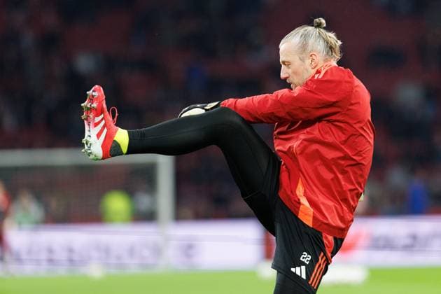 AMSTERDAM, 30-01-2025 , JohanCruijff Arena, football, UEFA Europa League, season 2024 2025, during the match Ajax - Galatasaray, Ajax goalkeeper Remko Pasveer during the warming up Ajax - Galatasaray  x27626640x Copyright: