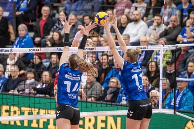 Lorena Lorber Fijok Dresdner SC, 17 against Stuttgart block from Kelsey Veltman Allianz MTV Stuttgart, 14 and Pauline Martin Allianz MTV Stuttgart, 11 , re GER, Allianz MTV Stuttgart Dresdner SC, Volleyball Bundesliga, VBL, Spielzeit 2024 2025, 30 01 2025 GER, Allianz MTV Stuttgart Dresdner SC, Volleyball Bundesliga, VBL, Spielzeit 2024 2025, 30 01 2025 Stuttgart Copyright: xSandyxDinkelackerx EP_SDR