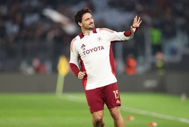 30 01 2025, Football UEFA Europa League, AS Roma Eintracht Frankfurt, emonline, emspor, v l , Mats Hummels AS Roma warming up DFL DFB REGULATIONS PROHIBIT ANY USE OF PHOTOGRAPHS AS IMAGE SEQUENCES AND OR QUASI VIDEO xdcx Copyright: HMBxMedia Claus