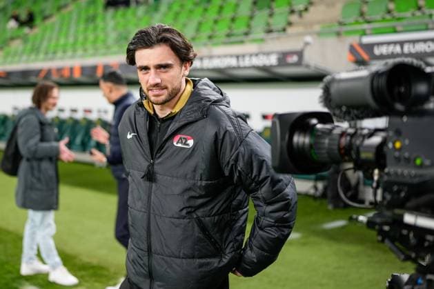 2025-01-30 Ferencvaros v AZ Alkmaar - UEFA Europa League BUDAPEST, HUNGARY - JANUARY 30: Troy Parrott of AZ looks on during the UEFA Europa League match between Ferencvaros and AZ Alkmaar at Ferencvaros Stadion on January 30, 2025 in Budapest, Hungary. Budapest Ferencvaros Stadion Hungary Content not available for redistribution in The Netherlands directly or indirectly through any third parties. Copyright: xEdxvanxdexPolx