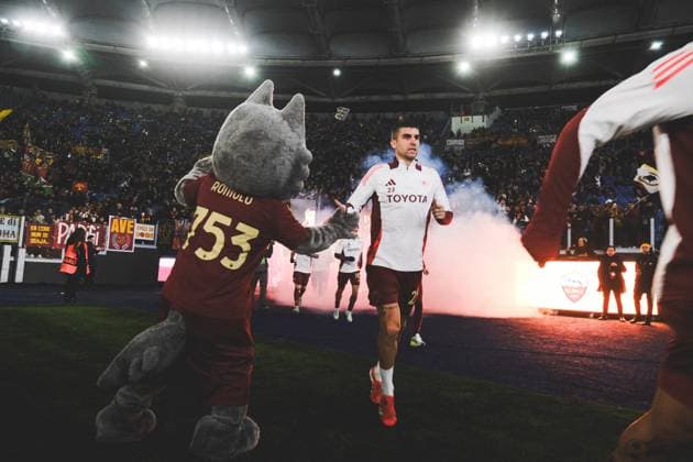 CALCIO - UEFA Europa League - AS Roma vs Eintracht Frankfurt Romaâ??s Italian defender Gianluca Mancini enters the field for warm-up before UEFA Europa League phase match day 8 between AS Roma vs Eintracht Frankfurt at Olimpico stadium on January 30, 2025 in Rome, Italy. Rome Italy  Copyright: xIPAxSport ABACAx