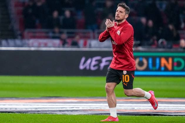 2025-01-30 AFC Ajax v Galatasaray - UEFA Europa League 2024 25 League Phase MD8 AMSTERDAM, NETHERLANDS - JANUARY 30: Dries Mertens of Galatasaray applauds for the fans during the UEFA Europa League 2024 25 League Phase MD8 match between AFC Ajax and Galatasaray at Johan Cruijff ArenA on January 30, 2025 in Amsterdam, Netherlands. Amsterdam Johan Cruijff ArenA Netherlands Content not available for redistribution in The Netherlands directly or indirectly through any third parties. Copyright: xGabrielxCalvinoxAlonsox