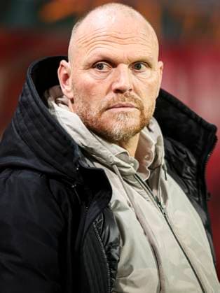 2025-01-30 FC Twente v Besiktas JK - UEFA Europa League 2024 25 League Phase MD8 ENSCHEDE, NETHERLANDS - JANUARY 30: Head Coach Joseph Oosting of FC Twente looks on prior to the UEFA Europa League 2024 25 League Phase MD8 match between FC Twente and Besiktas JK at De Grolsch Veste on January 30, 2025 in Enschede, Netherlands. Enschede De Grolsch Veste Netherlands Content not available for redistribution in The Netherlands directly or indirectly through any third parties. Copyright: xPeterxLousx