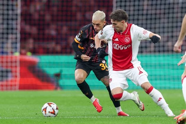 2025-01-30 AFC Ajax v Galatasaray - UEFA Europa League 2024 25 League Phase MD8 AMSTERDAM, NETHERLANDS - JANUARY 30: Mika Godts of AFC Ajax battles for possession with Lucas Torreira of Galatasaray AS during the UEFA Europa League 2024 25 League Phase MD8 match between AFC Ajax and Galatasaray at Johan Cruijff ArenA on January 30, 2025 in Amsterdam, Netherlands. Amsterdam Johan Cruijff ArenA Netherlands Content not available for redistribution in The Netherlands directly or indirectly through any third parties. Copyright: xBenxGalx