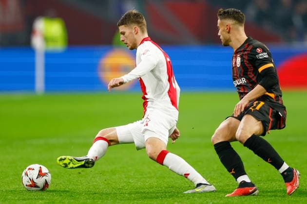 AMSTERDAM , 30-01-2025 , Johan Cruijff Arena , UEFA Europa League football , season 2024 2025, match between Ajax and Galatasaray , Ajax player Anton Gaaei and Galatasaray player Yunus Akgun Ajax - Galatasaray  x27627053x Copyright: