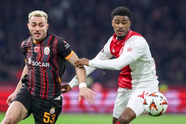 2025-01-30 AFC Ajax v Galatasaray - UEFA Europa League 2024 25 League Phase MD8 AMSTERDAM, NETHERLANDS - JANUARY 30: Baris Alper Yilmaz of Galatasaray AS battles for possession with Jorrel Hato of AFC Ajax during the UEFA Europa League 2024 25 League Phase MD8 match between AFC Ajax and Galatasaray at Johan Cruijff ArenA on January 30, 2025 in Amsterdam, Netherlands. Amsterdam Johan Cruijff ArenA Netherlands Content not available for redistribution in The Netherlands directly or indirectly through any third parties. Copyright: xBenxGalx