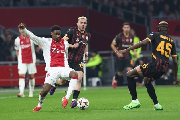 AMSTERDAM, 30-01-2025 , JohanCruijff Arena, football, UEFA Europa League, season 2024 2025, Ajax player Jorel Hato and Galatasaray player Baris Alper Yilmaz during the match Ajax - Galasataray, Ajax - Galatasaray  x27627096x Copyright: