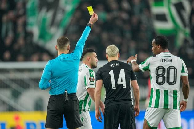 2025-01-30 Ferencvaros v AZ Alkmaar - UEFA Europa League BUDAPEST, HUNGARY - JANUARY 30: Referee Nenad MinakoviÄ‡ shows a yellow card to Kristijan Belic of AZ during the UEFA Europa League match between Ferencvaros and AZ Alkmaar at Ferencvaros Stadion on January 30, 2025 in Budapest, Hungary. Budapest Ferencvaros Stadion Hungary Content not available for redistribution in The Netherlands directly or indirectly through any third parties. Copyright: xEdxvanxdexPolx