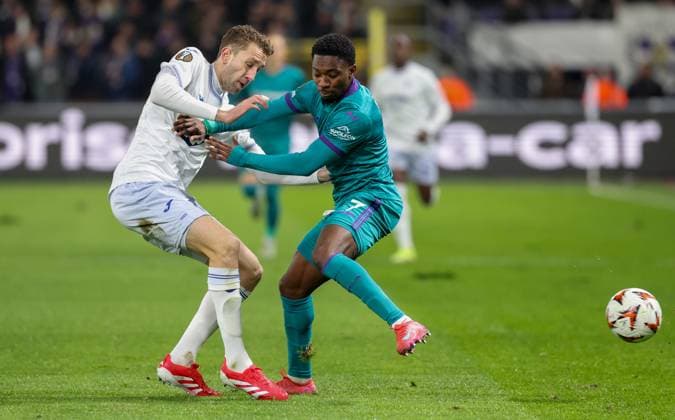 Hoffenheim s Arthur Chaves and Anderlecht s Francis Amuzu fight for the ball during a soccer game between Belgian soccer team RSC Anderlecht and German Hoffenheim, Thursday 30 January 2025 in Brussels, on day 8 8 of the group stage of the UEFA Europa League tournament. VIRGINIExLEFOUR  x111478205x