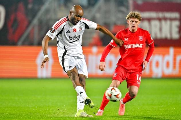 ENSCHEDE, Stadium Grolsch Veste, 30-01-2025 , season 2024 2025 , Europa League during the match Twente - Besiktas FC Twente player Sem Steijn vs Besiktas JK player Al Musrati Twente - Besiktas  x27627097x Copyright: