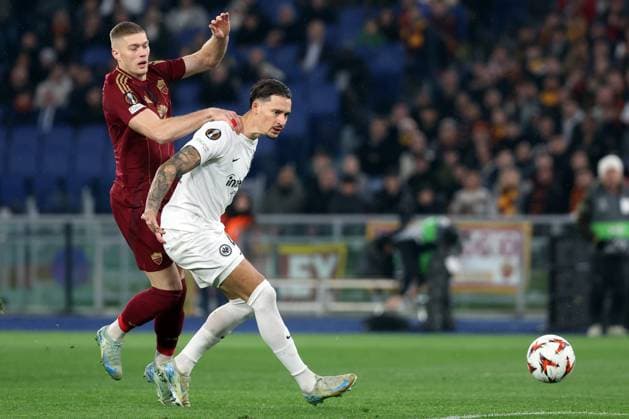 UEFA Europa League, match day 8 - AS Roma vs Eintracht Frankfurt at Olympic Stadium in Rome on 30th January 2025 Rome, Italy 30.01.2025: Artem Dovbyk of Roma, Robin Koch of Eintracht Frankfurt during the Uefa Europa League 2024-2025, football match between AS Roma vs Eintracht Frankfurt at Olympic Stadium in Rome. Rome Olympic italy italy Copyright: xmarcoxiacobucci