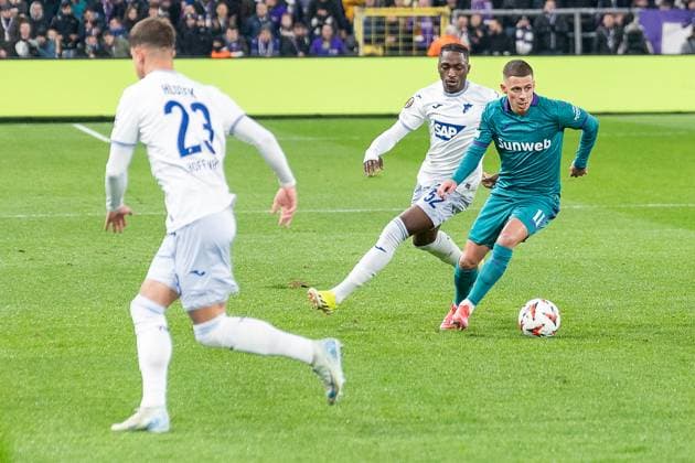 30 01 2025, Football UEFA Europa League, Season 2024 2025, Matchday 08, RSC Anderlecht TSG 1899 Hoffenheim at Lotto Park in Anderlecht duel between David Mokwa TSG 1899 Hoffenheim, 52 and Thorgan Hazard RSC Anderlecht, 11 Photo Kirchner Media Thomas Haesler Copyright: xKirchner-Media ThomasxHaeslerx