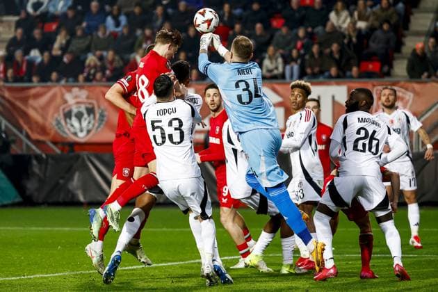 ENSCHEDE - (l-r) Max Bruns of FC Twente, Emirhan Topcu of Besiktas JK, Besiktas JK goalkeeper Mert Gunok during the UEFA Europa League match between FC Twente and Besiktas JK at Stadion De Grolsch Veste on Jan. 30, 2025 in Enschede, Netherlands. ANP VINCENT JANNINK UEFA Europa League 2024 25 League Phase MD8 2024 25 xVIxANPxSportx xxANPxIVx 518735451 originalFilename: 518735451.jpg