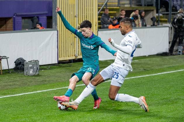 30.01.2025, Fussball: UEFA Europa League, Saison 2024 2025, Spieltag 08, RSC Anderlecht - TSG 1899 Hoffenheim im Lotto Park in Anderlecht. Zweikampf zwischen Tristan Degreef (RSC Anderlecht, 83) und Kevin Akpoguma (TSG 1899 Hoffenheim, 25). Foto: Kirchner-Media Thomas Haesler Copyright: xKirchner-Media ThomasxHaeslerx