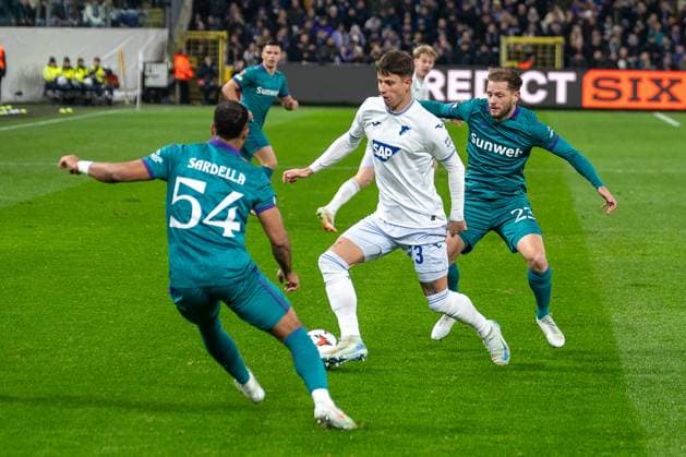30 01 2025, Football UEFA Europa League, Season 2024 2025, Matchday 08, RSC Anderlecht TSG 1899 Hoffenheim at Lotto Park in Anderlecht duel between Adam Hlozek TSG 1899 Hoffenheim, 23 and Mats Rits RSC Anderlecht, 23 In front of Killian Sardella RSC Anderlecht, 54 Photo Kirchner Media Thomas Haesler Copyright: xKirchner-Media ThomasxHaeslerx