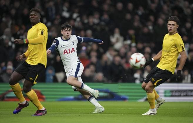 Mikey Moore of Tottenham Hotspur slots a pass through the Elfsborf defence Tottenham Hotspur v Elfsborg, UEFA Europa League, Group Stage, Football, Tottenham Hotspur Stadium, London, UK - 30 Jan 2025 EDITORIAL USE ONLY No use with unauthorised audio, video, data, fixture lists, club league logos or live services. Online in-match use limited to 120 images, no video emulation. No use in betting, games or single club league player publications.  Copyright: xJedxLeicester Shutterstockx 15122183e