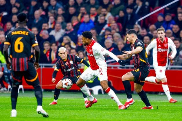 AMSTERDAM , 30-01-2025 , Johan Cruijff Arena , UEFA Europa League football , season 2024 2025, match between Ajax and Galatasaray , Ajax player Chuba Akpom and Galatasaray player Kaan Ayhan Ajax - Galatasaray  x27627129x Copyright: