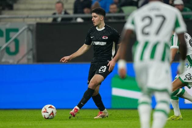 2025-01-30 Ferencvaros v AZ Alkmaar - UEFA Europa League BUDAPEST, HUNGARY - JANUARY 30: Mayckel Lahdo of AZ runs with the ball during the UEFA Europa League match between Ferencvaros and AZ Alkmaar at Ferencvaros Stadion on January 30, 2025 in Budapest, Hungary. Budapest Ferencvaros Stadion Hungary Content not available for redistribution in The Netherlands directly or indirectly through any third parties. Copyright: xEdxvanxdexPolx