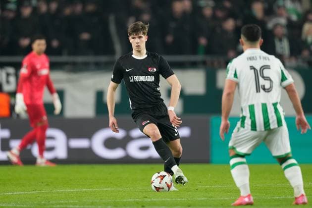 2025-01-30 Ferencvaros v AZ Alkmaar - UEFA Europa League BUDAPEST, HUNGARY - JANUARY 30: Wouter Goes of AZ runs with the ball during the UEFA Europa League match between Ferencvaros and AZ Alkmaar at Ferencvaros Stadion on January 30, 2025 in Budapest, Hungary. Budapest Ferencvaros Stadion Hungary Content not available for redistribution in The Netherlands directly or indirectly through any third parties. Copyright: xEdxvanxdexPolx