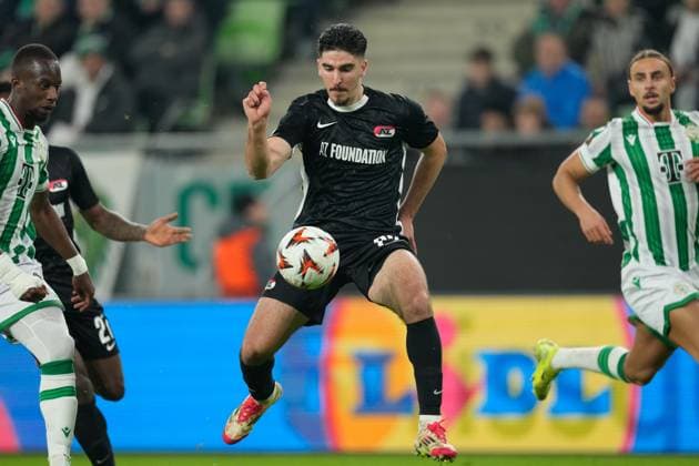 2025-01-30 Ferencvaros v AZ Alkmaar - UEFA Europa League BUDAPEST, HUNGARY - JANUARY 30: Mayckel Lahdo of AZ runs with the ball during the UEFA Europa League match between Ferencvaros and AZ Alkmaar at Ferencvaros Stadion on January 30, 2025 in Budapest, Hungary. Budapest Ferencvaros Stadion Hungary Content not available for redistribution in The Netherlands directly or indirectly through any third parties. Copyright: xEdxvanxdexPolx
