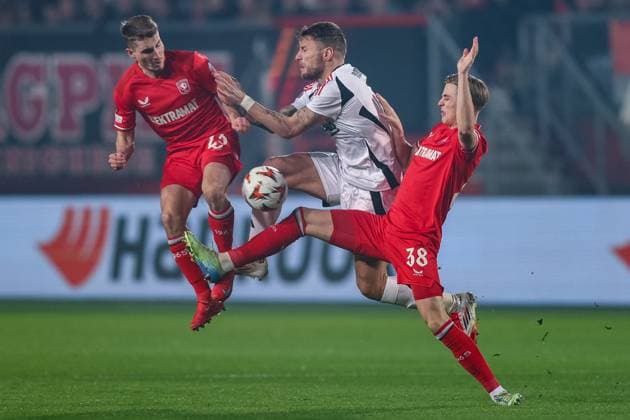 Soccer UEFA Europa League matchday 8 FC Twente Enschede Besiktas JK on 30 01 2025 at Arena De Grolsch Veste in Enschede Michal Sadilek Enschede , left i38 , center Max Bruns Enschede , right xJRx