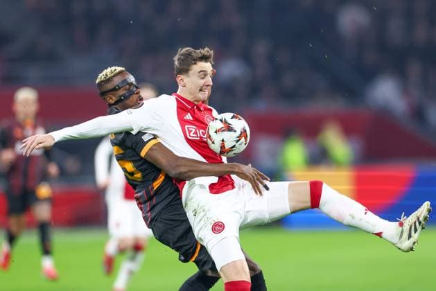 AMSTERDAM, 30-01-2025 , JohanCruijff Arena, football, UEFA Europa League, season 2024 2025, Ajax player Youri Baas and Galatasaray player Victor Osimhen during the match Ajax - Galasataray, Ajax - Galatasaray  x27627153x Copyright: