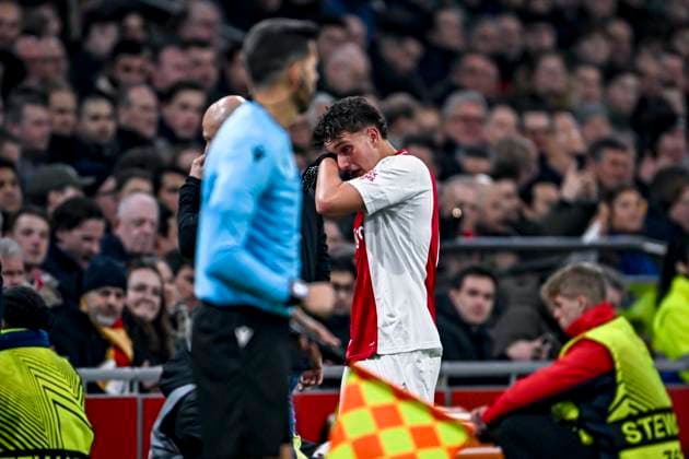 AFC Ajax Amsterdam forwarder Mika Godts leaves the field injured, during the match Ajax Galatasaray at the Johan Cruijff ArenA for the UEFA Europa League League phase Matchday 8 season 2024 2025 in AMSTERDAM, Netherlands on 30 januari 2025, photo by Stefan Koops EYE4images DeFodi Images Defodi 746 212122 Defodi-746