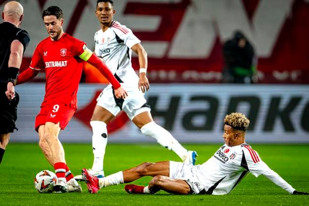 FC Twente forward Ricky van Wolfswinkel, Besiktas JK midfielder Gedson Fernandes during the match Twente Besiktas at the Grolsch Veste for the UEFA Europa League League phase Matchday 8 season 2024 2025 in ENSCHEDE, Netherlands on 30 january 2025, photo by Marcel van Dorst EYE4images Defodi 746 212130 Defodi-746