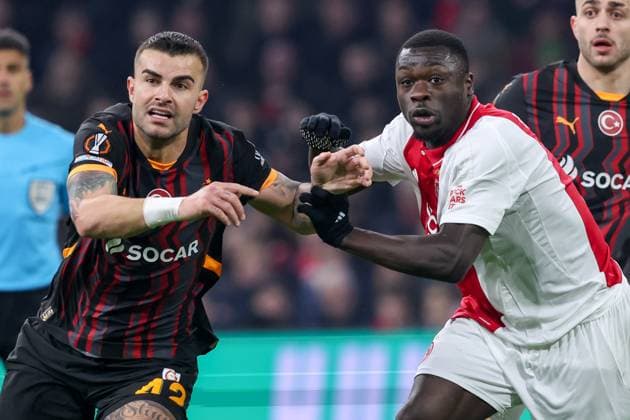2025-01-30 AFC Ajax v Galatasaray - UEFA Europa League 2024 25 League Phase MD8 AMSTERDAM, NETHERLANDS - JANUARY 30: Abdulkerim Bardakci of Galatasaray AS tackling Brian Brobbey of AFC Ajax during the UEFA Europa League 2024 25 League Phase MD8 match between AFC Ajax and Galatasaray at Johan Cruijff ArenA on January 30, 2025 in Amsterdam, Netherlands. Amsterdam Johan Cruijff ArenA Netherlands Content not available for redistribution in The Netherlands directly or indirectly through any third parties. Copyright: xBenxGalx