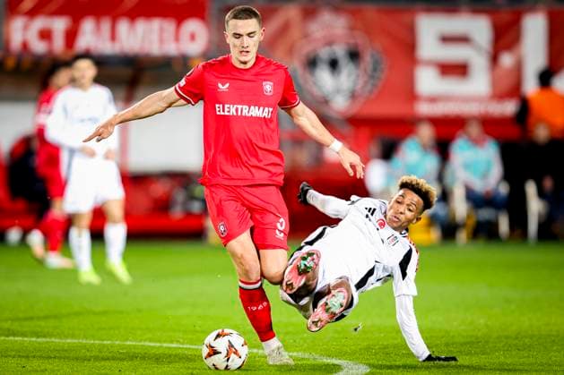 2025-01-30 FC Twente v Besiktas JK - UEFA Europa League 2024 25 League Phase MD8 ENSCHEDE, NETHERLANDS - JANUARY 30: Gustaf Lagerbielke of FC Twente battles for possession with Gedson Fernandes of Besiktas JK during the UEFA Europa League 2024 25 League Phase MD8 match between FC Twente and Besiktas JK at De Grolsch Veste on January 30, 2025 in Enschede, Netherlands. Enschede De Grolsch Veste Netherlands Content not available for redistribution in The Netherlands directly or indirectly through any third parties. Copyright: xPeterxLousx