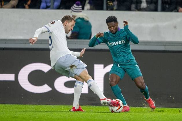 30 01 2025, Football UEFA Europa League, Season 2024 2025, Matchday 08, RSC Anderlecht TSG 1899 Hoffenheim at Lotto Park in Anderlecht duel between Arthur Chaves TSG 1899 Hoffenheim, 35 and Francis Amuzu RSC Anderlecht, 07 Photo Kirchner Media Thomas Haesler Copyright: xKirchner-Media ThomasxHaeslerx