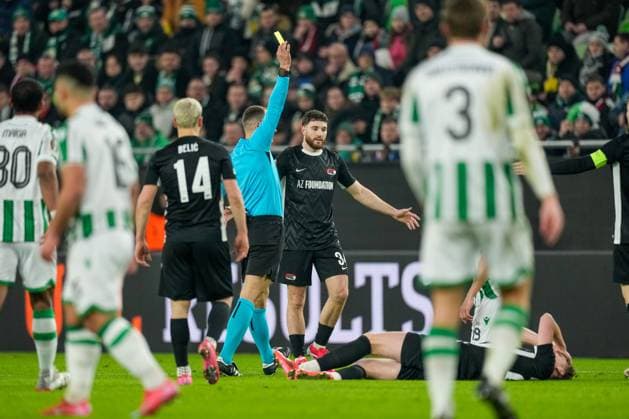 2025-01-30 Ferencvaros v AZ Alkmaar - UEFA Europa League BUDAPEST, HUNGARY - JANUARY 30: Referee Nenad MinakoviÄ‡ shows a yellow card to Barnabas Varga of Ferencvaros during the UEFA Europa League match between Ferencvaros and AZ Alkmaar at Ferencvaros Stadion on January 30, 2025 in Budapest, Hungary. Budapest Ferencvaros Stadion Hungary Content not available for redistribution in The Netherlands directly or indirectly through any third parties. Copyright: xEdxvanxdexPolx