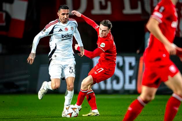 Besiktas JK defender Emirhan Topcu, FC Twente forward Daan Rots during the match Twente Besiktas at the Grolsch Veste for the UEFA Europa League League phase Matchday 8 season 2024 2025 in ENSCHEDE, Netherlands on 30 january 2025, photo by Marcel van Dorst EYE4images Defodi 746 212146 Defodi-746