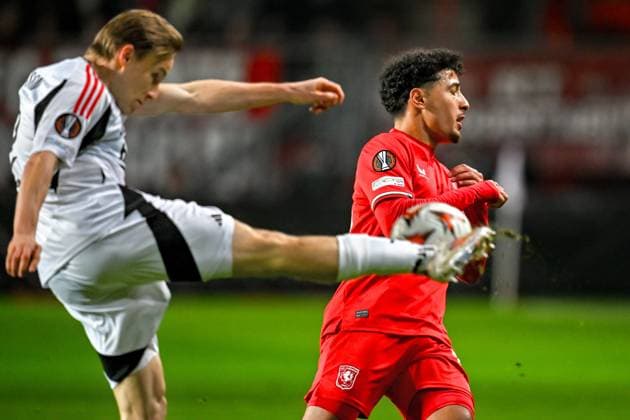 ENSCHEDE, Stadium Grolsch Veste, 30-01-2025 , season 2024 2025 , Europa League during the match Twente - Besiktas FC Twente player Sayfallah Ltaief vs Besiktas JK player Jonas Svensson Twente - Besiktas  x27627373x Copyright: