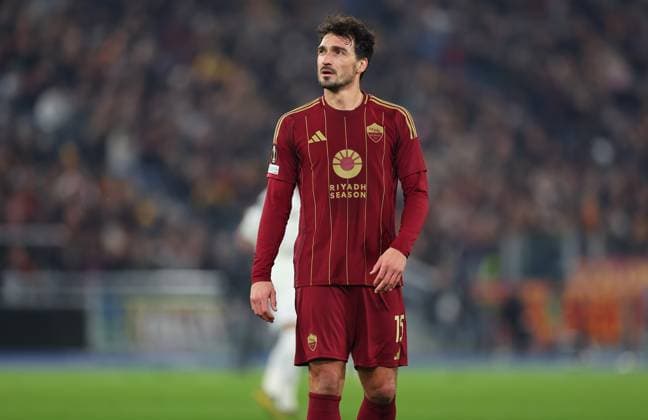 30 01 2025, Football UEFA Europa League, AS Roma Eintracht Frankfurt, emonline, emspor, v l , Mats Hummels AS Roma enttaeuscht, enttaeuscht schauend, dissapointed, traurig, frustiert, frust, gefrustet DFL DFB REGULATIONS PROHIBIT ANY USE OF PHOTOGRAPHS AS IMAGE SEQUENCES AND OR QUASI VIDEO xdcx Copyright: HMBxMedia Claus