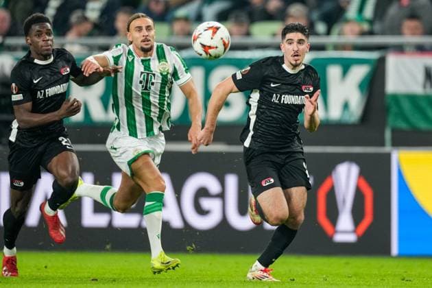 2025-01-30 Ferencvaros v AZ Alkmaar - UEFA Europa League BUDAPEST, HUNGARY - JANUARY 30: Cebrails Makreckis of Ferencvaros and Mayckel Lahdo of AZ battle for possession during the UEFA Europa League match between Ferencvaros and AZ Alkmaar at Ferencvaros Stadion on January 30, 2025 in Budapest, Hungary. Budapest Ferencvaros Stadion Hungary Content not available for redistribution in The Netherlands directly or indirectly through any third parties. Copyright: xEdxvanxdexPolx