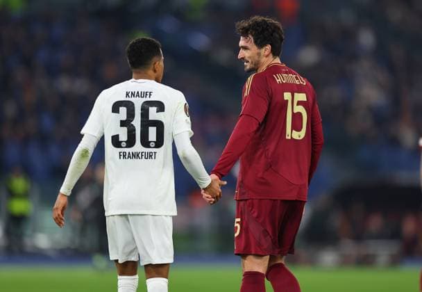 30 01 2025, Football UEFA Europa League, AS Roma Eintracht Frankfurt, emonline, emspor, v l , Ansgar Knauff Eintracht Frankfurt in dialog with Mats Hummels AS Roma DFL DFB REGULATIONS PROHIBIT ANY USE OF PHOTOGRAPHS AS IMAGE SEQUENCES AND OR QUASI VIDEO xdcx Copyright: HMBxMedia Claus