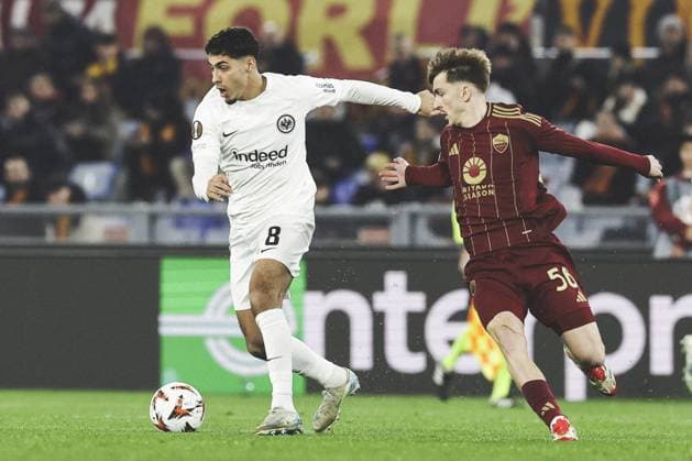 CALCIO - UEFA Europa League - AS Roma vs Eintracht Frankfurt Eintracht Frankfurt s Algerian midfielder Fares Chaibi challenges for the ball with Romaâ??s Belgian midfielder Alexis Saelemaekers during UEFA Europa League phase match day 8 between AS Roma vs Eintracht Frankfurt at Olimpico stadium on November 07, 2024 in Rome, Italy. Rome Italy  Copyright: xIPAxSport ABACAx